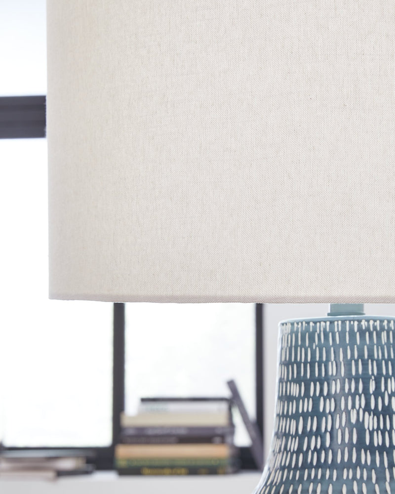 Schylarmont Table Lamp